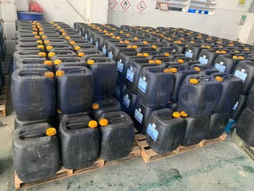 Các can Sắt(III) sulfate lỏng Fe₂(SO₄)₃ được lưu trữ trong kho